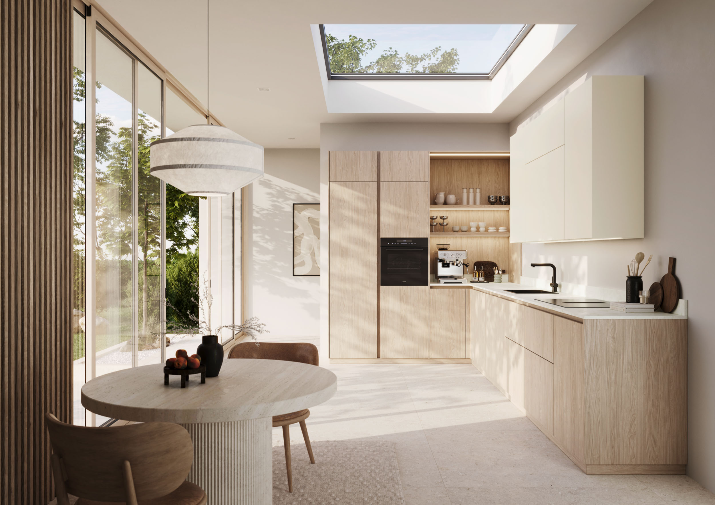 Witte design keuken met kookeiland, gouden bovenkasten en klassieke hoge plafonds